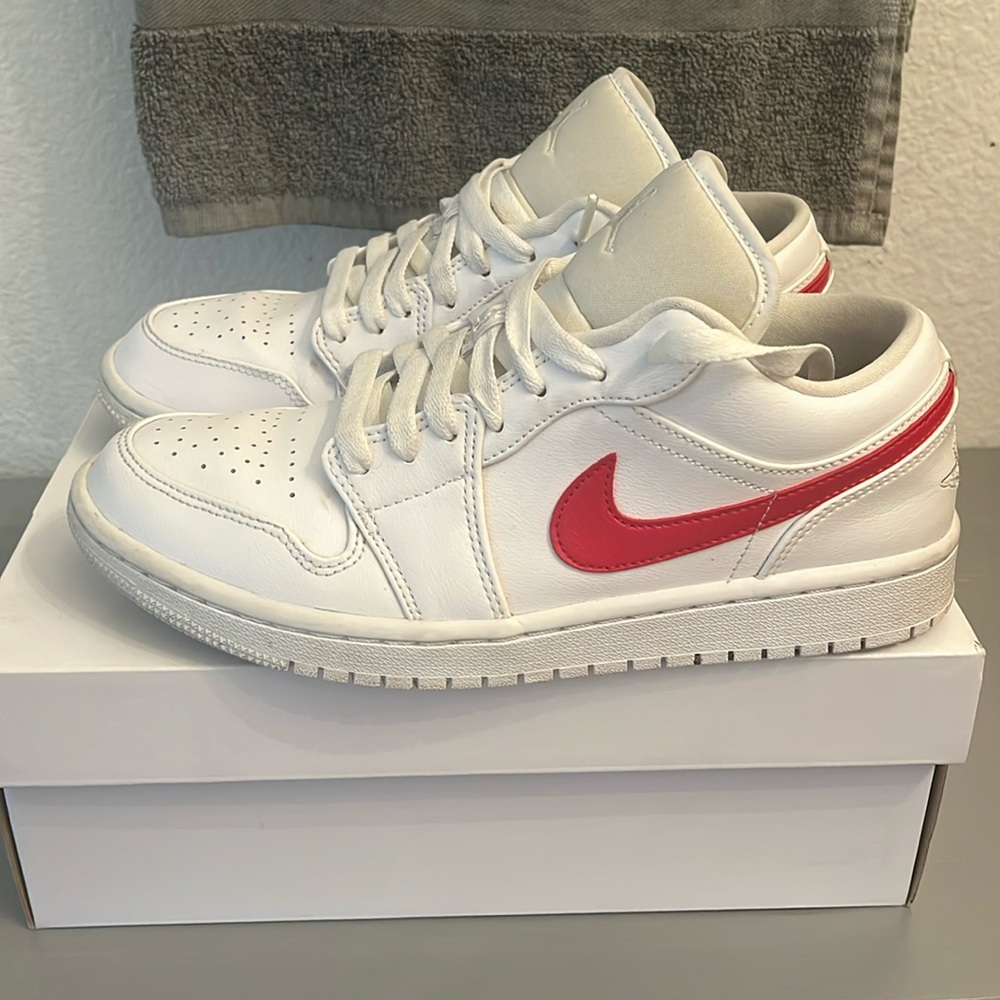 Air Jordan women’s low “1” size 9